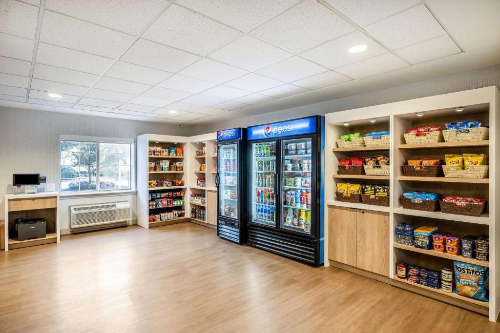 Kuchyň nebo kuchyňský kout v ubytování Sonesta Simply Suites Jersey City