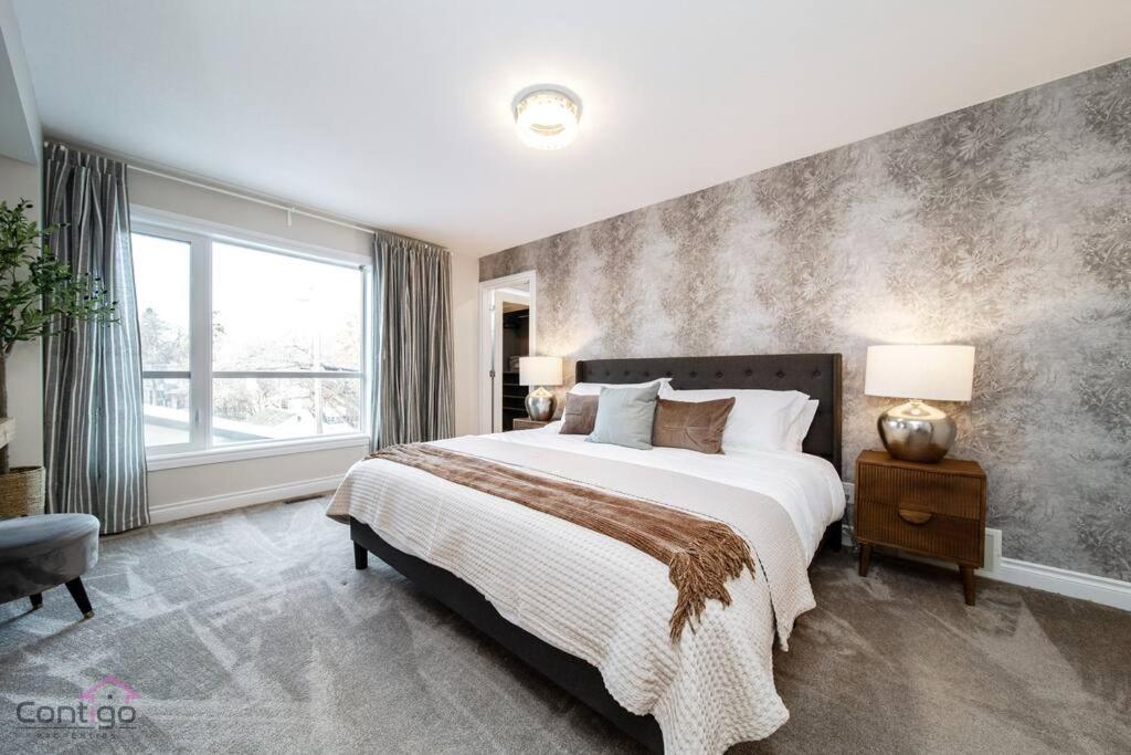 - une chambre avec un grand lit et une fenêtre dans l'établissement The Azure, Near DT & University, TWO King Beds!, à Edmonton