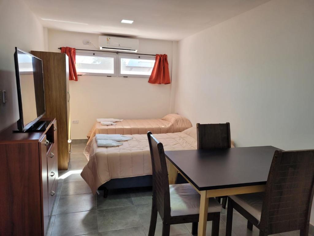 ein kleines Zimmer mit einem Tisch und einem Esszimmer in der Unterkunft Apart Mi Kaú in Catriel