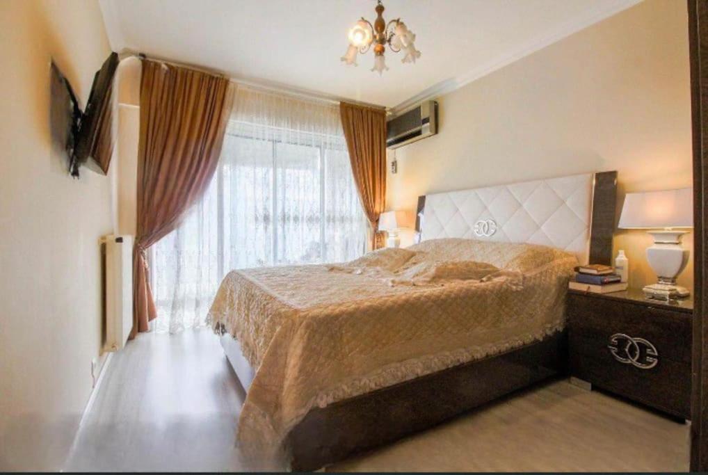 - une chambre avec un lit et une fenêtre dans l'établissement Magnifique appartement Cannes - Carnot, à Cannes