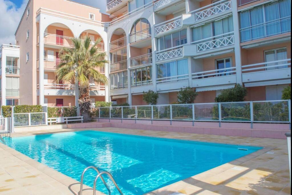 une piscine devant un immeuble dans l'établissement Duplex à Sète - Vue sur Mer, Piscine et Parking, à Sète