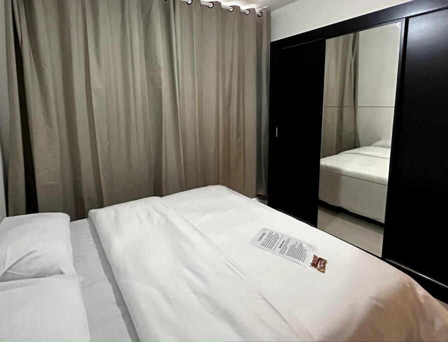 1 dormitorio con 1 cama con espejo y 1 cama sidx sidx sidx sidx en Studio Santana 13, en São Paulo