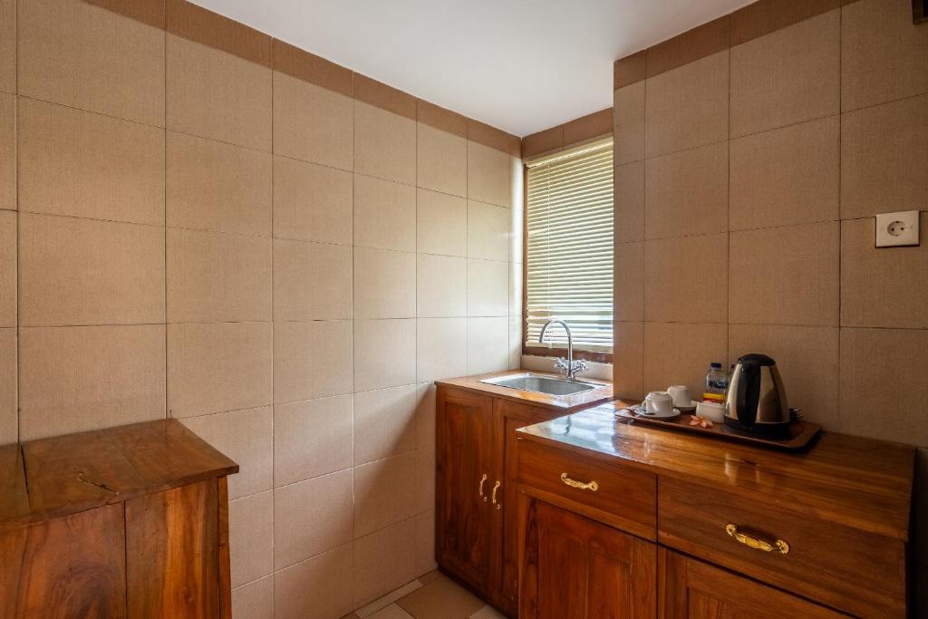 Příslušenství pro přípravu čaje a kávy v ubytování Taman Surgawi Resort & Spa
