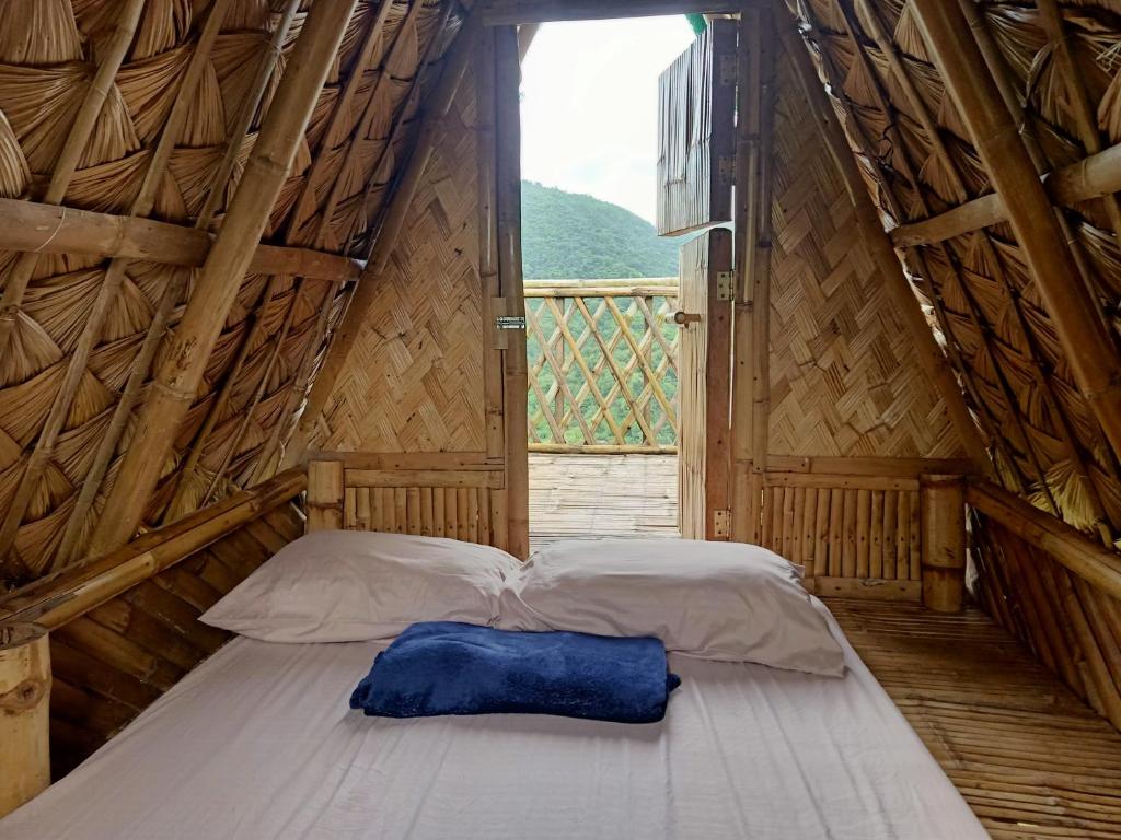 a bedroom with two beds in a wooden house at MIRA AgroPark in Kuyambay
