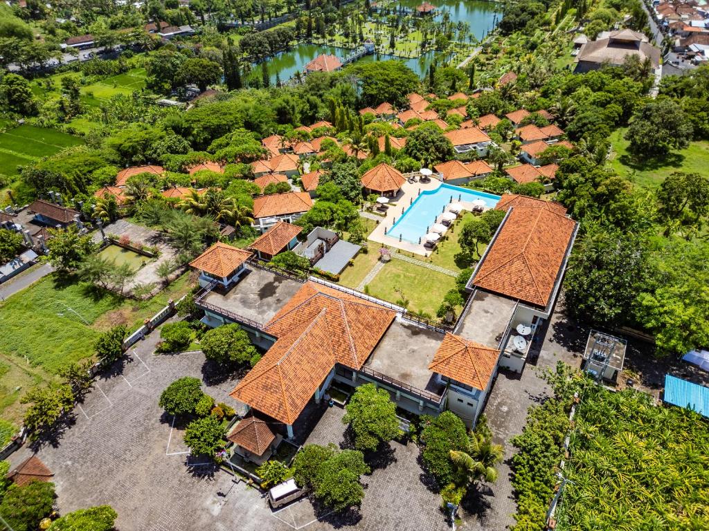 Bazén v ubytování Taman Surgawi Resort & Spa nebo v jeho okolí