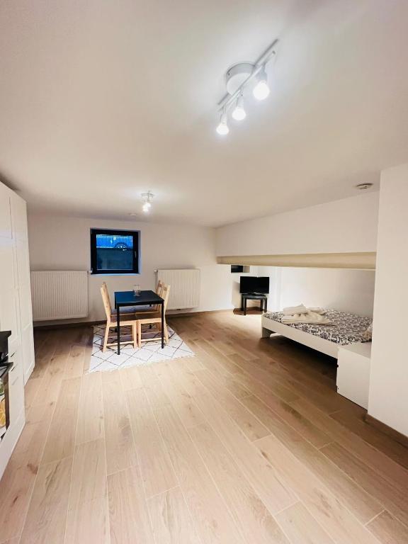 OneLuxStay near Fashion District - Resim 38