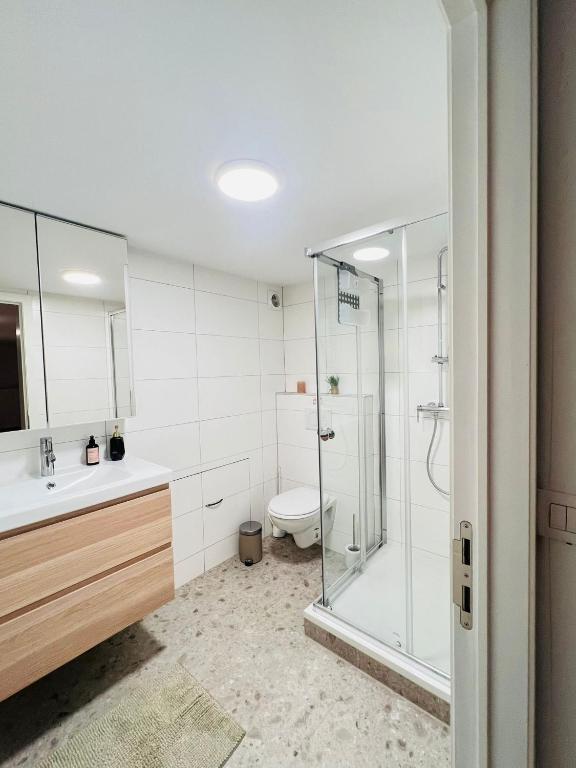 OneLuxStay near Fashion District - Resim 37
