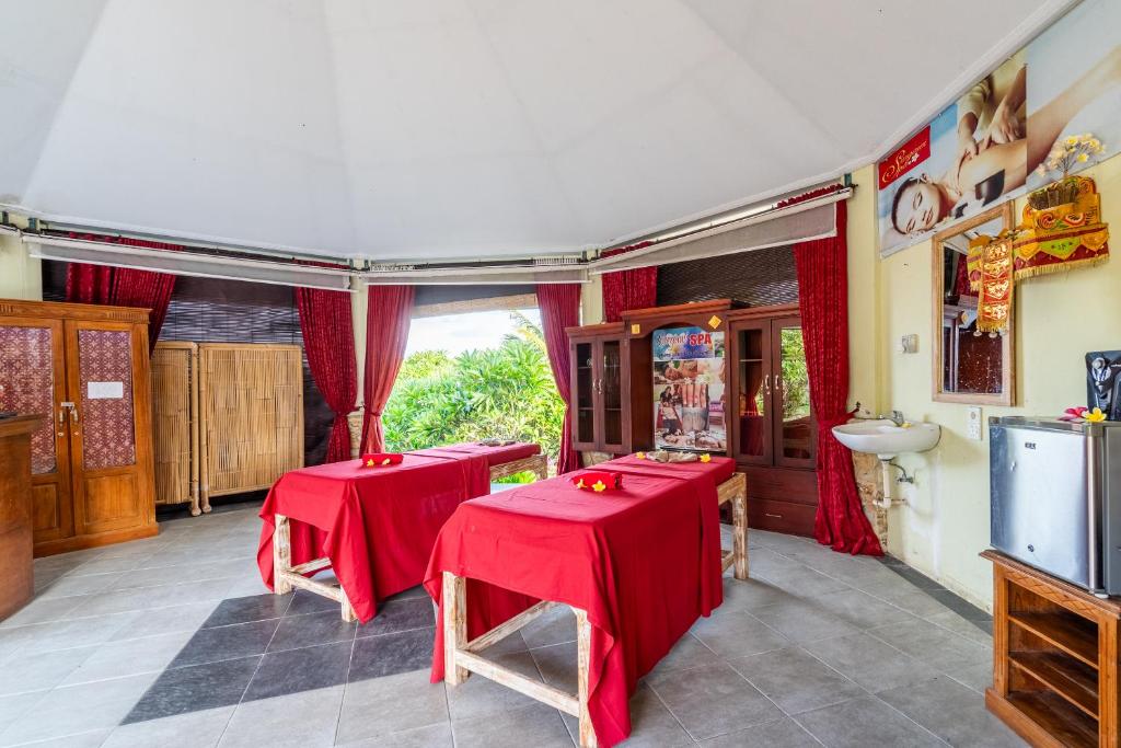Kuchyň nebo kuchyňský kout v ubytování Taman Surgawi Resort & Spa