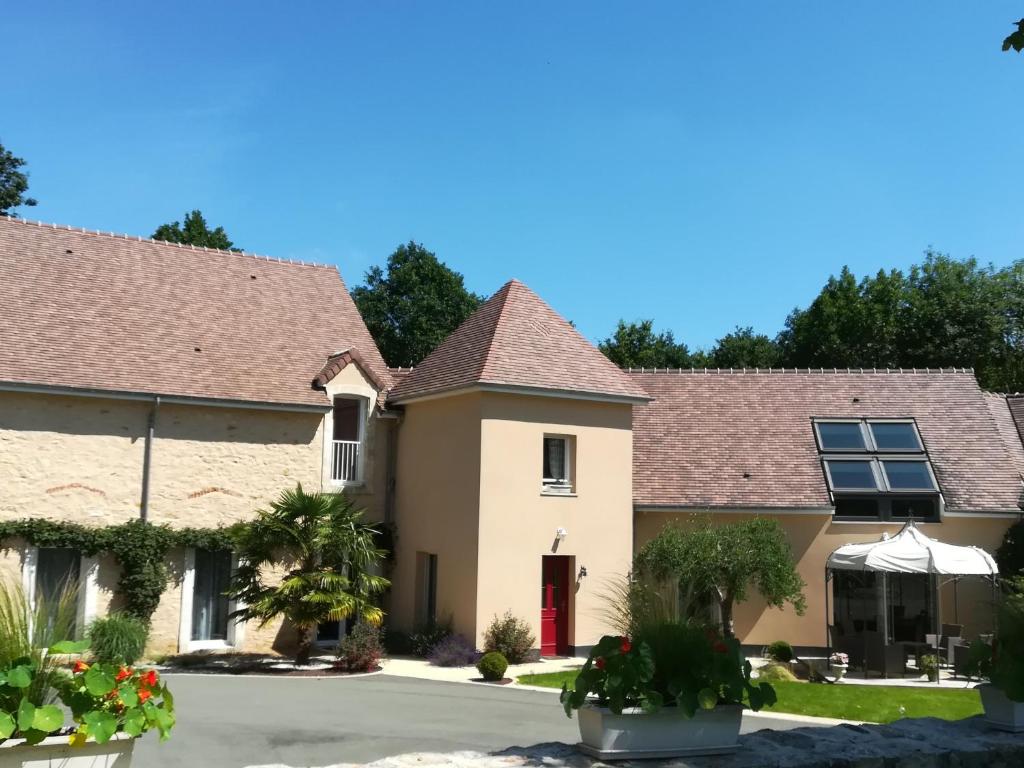 a house with a red door at Gîte de charme proche Le Mans avec jardin, parking, et bien-être - FR-1-410-205 in Coulans-sur-Gée