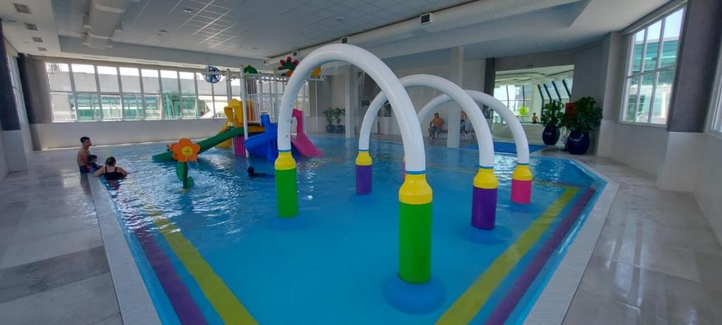 uma piscina com um parque aquático com pessoas a brincar nela em Hotel Santa Paula em Guaratuba