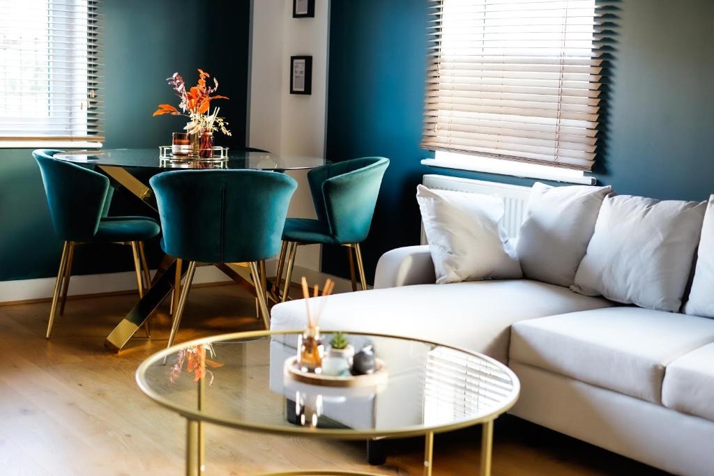 a living room with a couch and a table at Family & Business Stays In RG2 - Sleeps Up to 12! in Reading