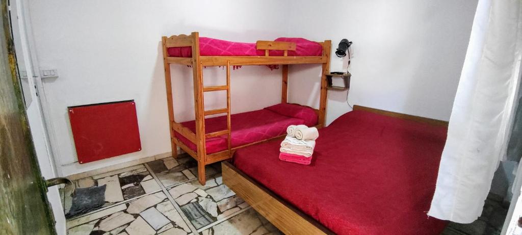 En eller flere senge i et værelse på Hostel Megaró