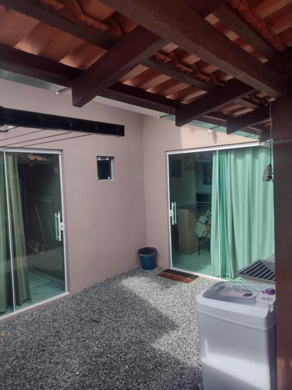 een kamer met een toilet in een kamer met spiegels bij casa aconchegante em Ubatuba in São Francisco do Sul