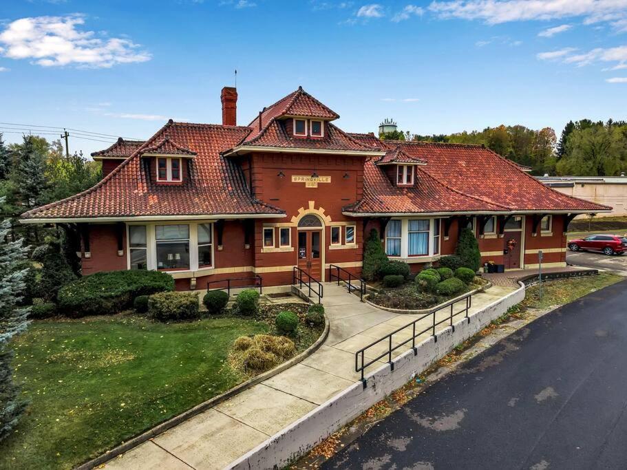 uma casa castanha com um telhado vermelho numa rua em Springville Depot Inn Suite with Private Entrance & Patio! em Springville