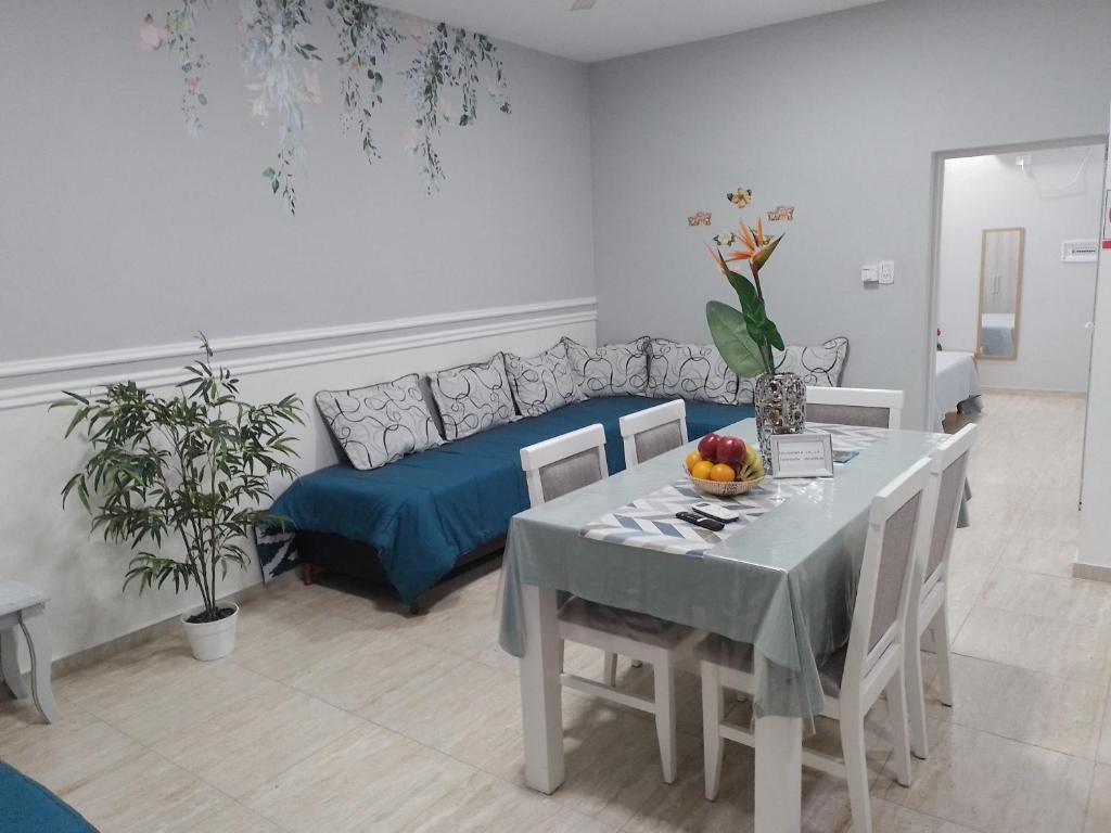 羅克薩恩斯培尼亞總統城的住宿－Apart temporario HB，客厅配有桌子和沙发