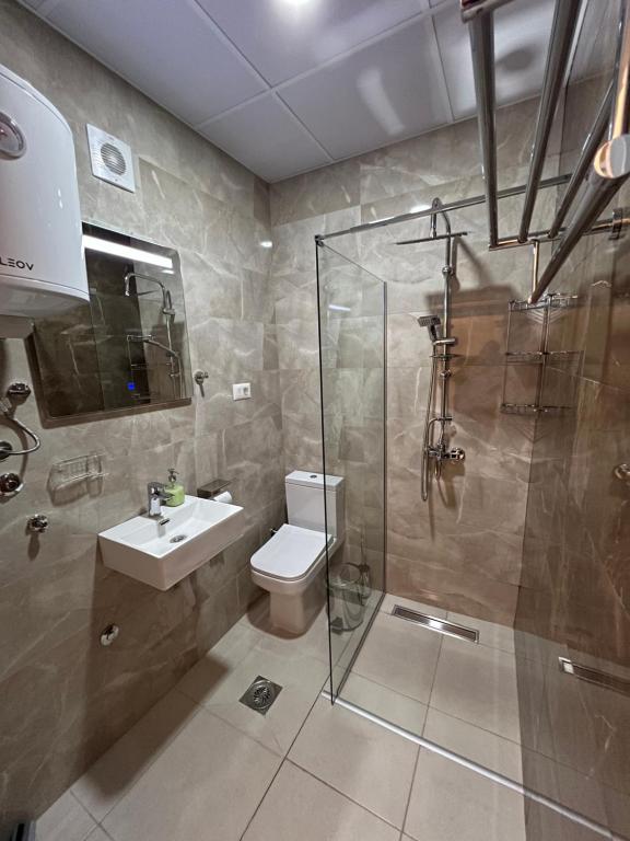 W łazience znajduje się prysznic, toaleta i umywalka. w obiekcie The Great Square Luxury Apartments w mieście Skopje
