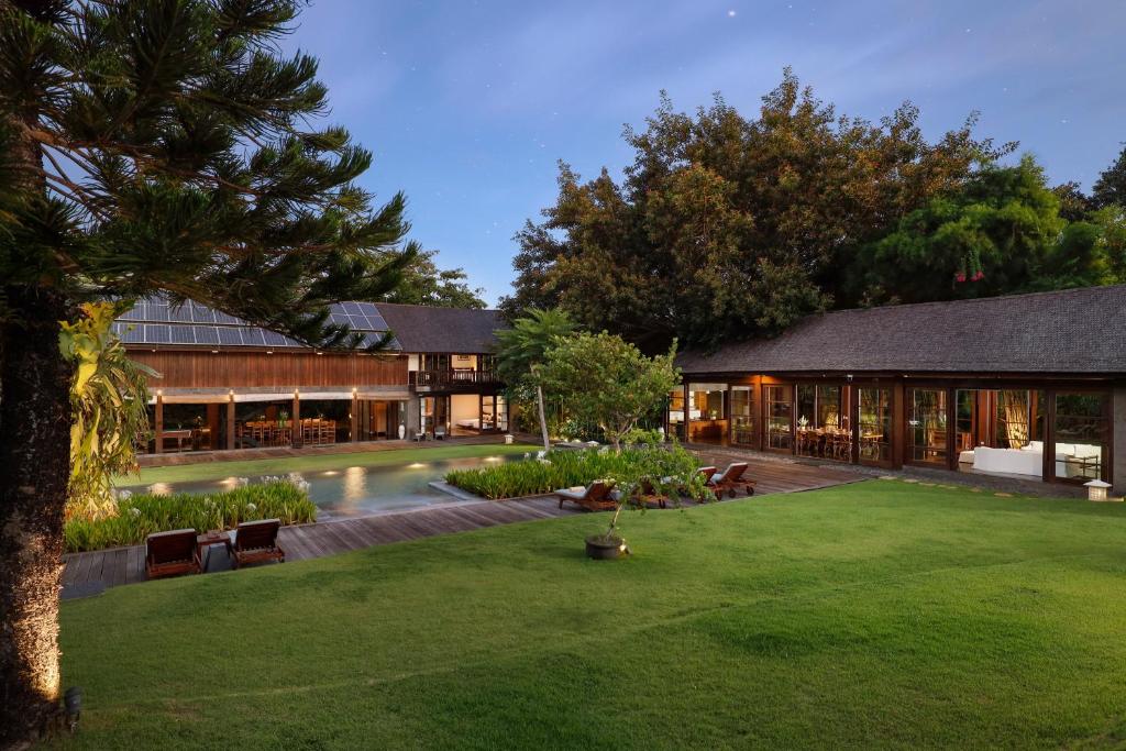 una vista exterior de un edificio con patio en Villa Amita by Nakula, en Kerobokan