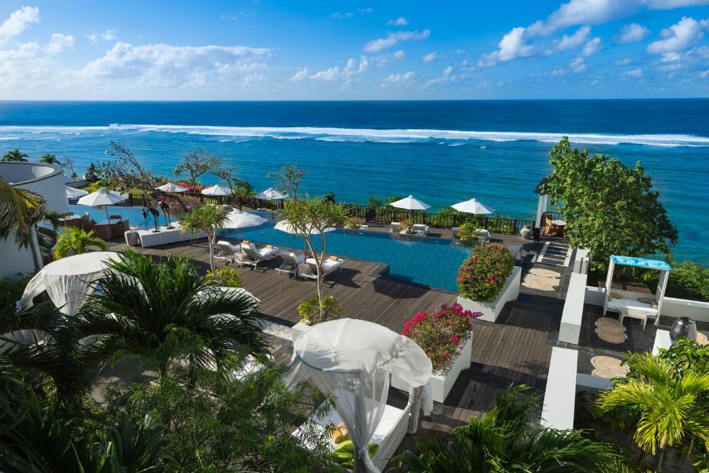 una vista aérea de un complejo con piscina y océano en Samabe Bali Villas, en Nusa Dua