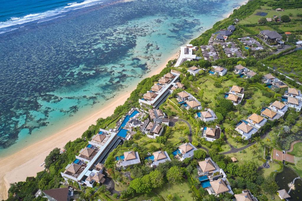uma vista aérea de uma praia com casas em Samabe Bali Suites & Villas em Nusa Dua