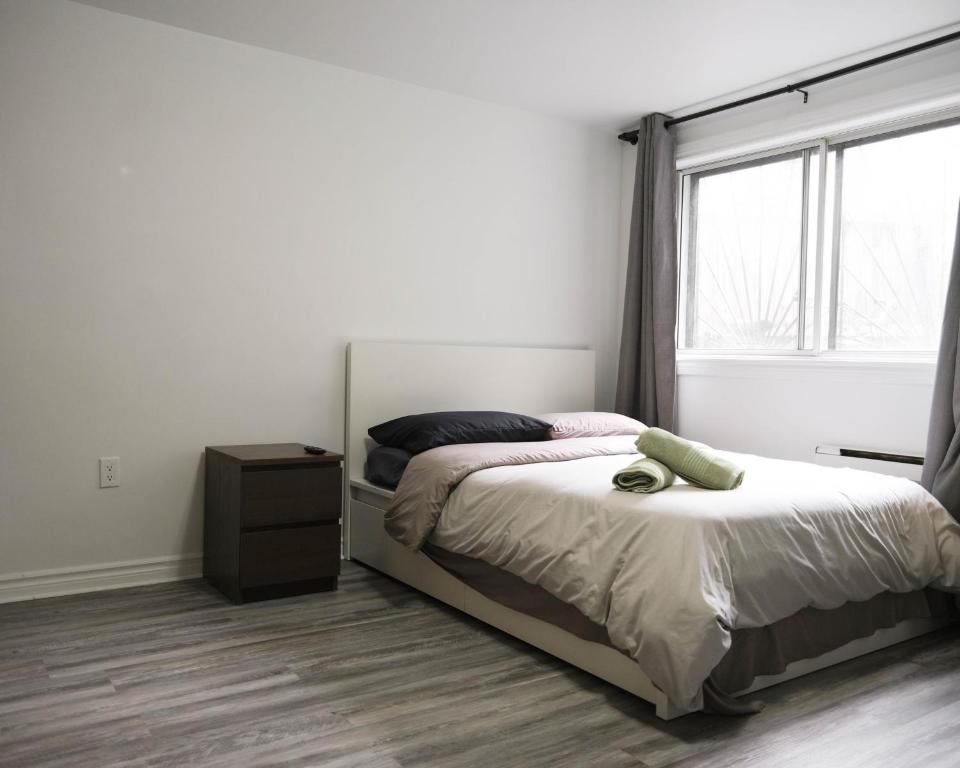 a bedroom with a bed and a window at Studio apartment with 1 bed - 242 in Montréal