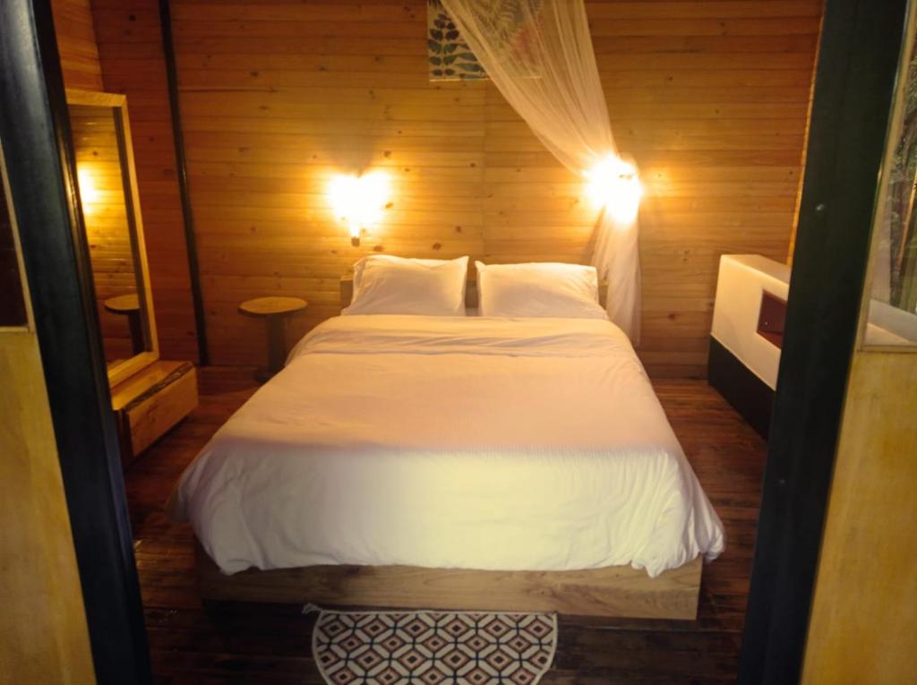 Postel nebo postele na pokoji v ubytování Villas del Rio Glamping