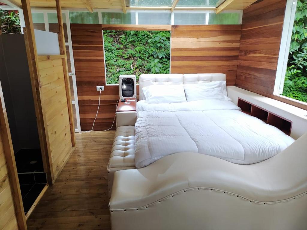 Postel nebo postele na pokoji v ubytování Villas del Rio Glamping