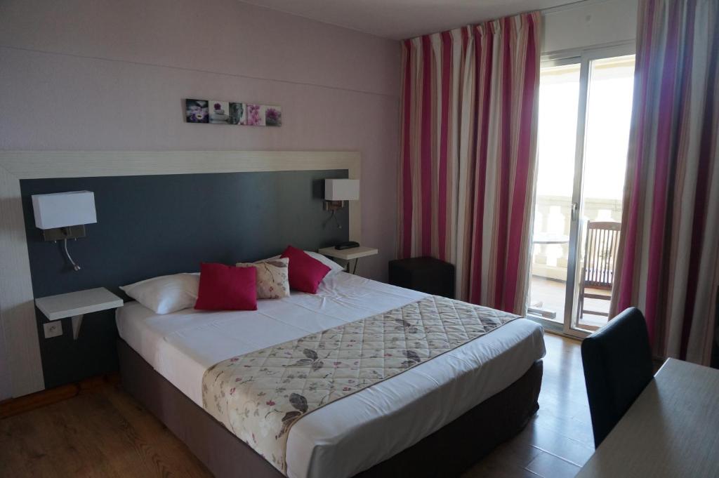 Postel nebo postele na pokoji v ubytování Logis Hotel Le Col De L'ange