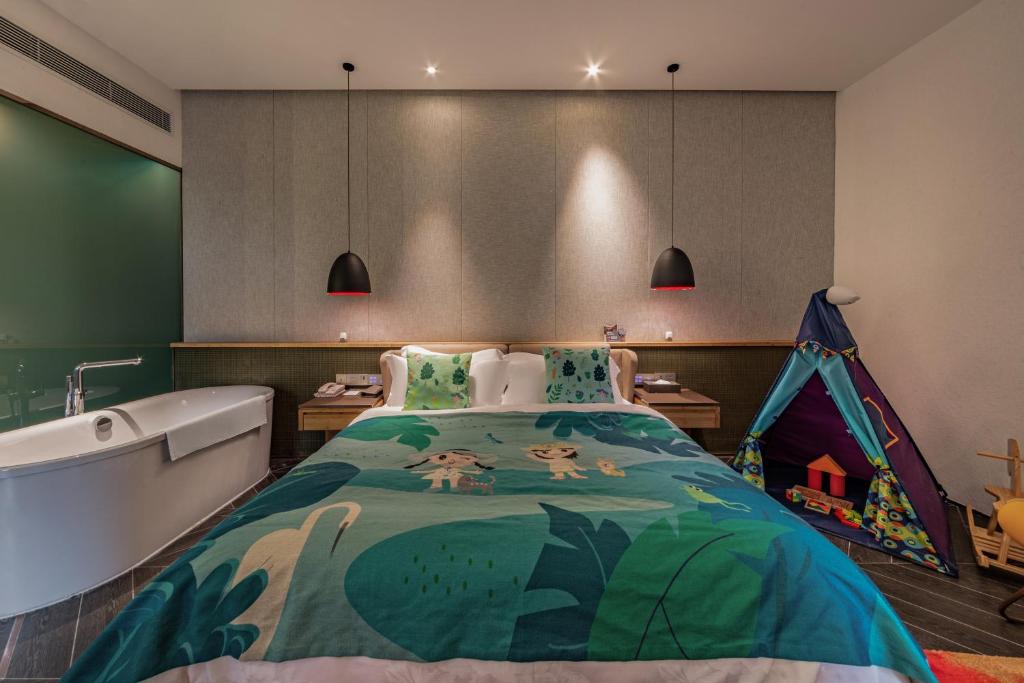 Postel nebo postele na pokoji v ubytování Nanxianglou Art Hotel
