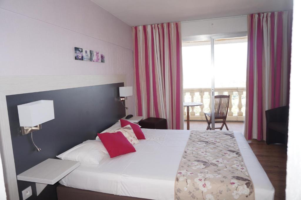 Postel nebo postele na pokoji v ubytování Logis Hotel Le Col De L'ange