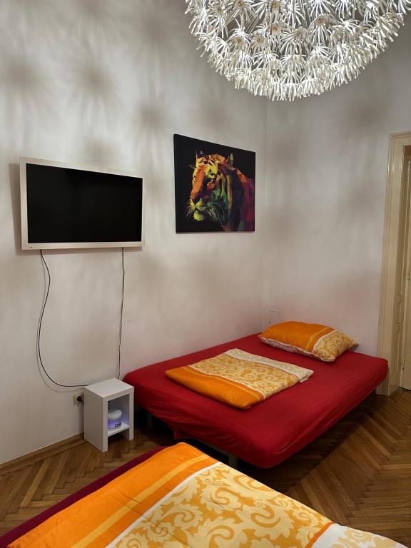 um quarto com 2 camas e uma televisão de ecrã plano em Apartment opera 1 em Viena