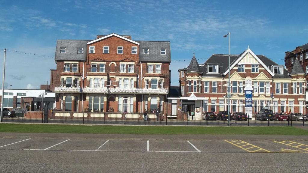 uma fila de edifícios ao lado de uma rua em Palm Court Hotel em Great Yarmouth