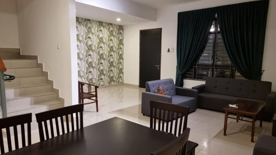 ein Wohnzimmer mit einem Sofa und einem Tisch in der Unterkunft Michelle Homestay 9A8 in Bandar Penawar