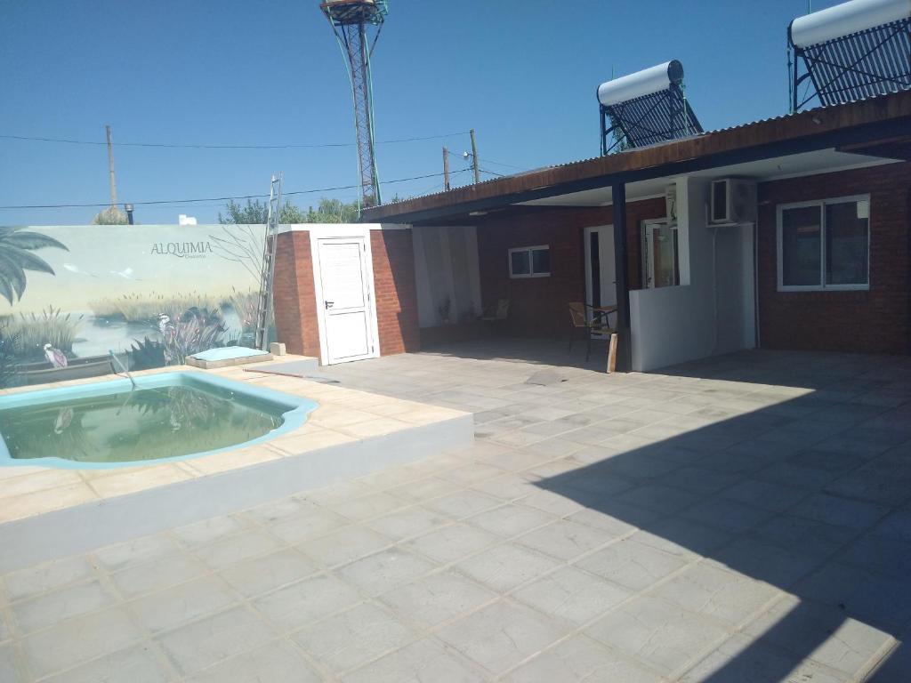 una casa con piscina en un patio en CABAÑAS CHASCOMUS 2024 en Chascomús