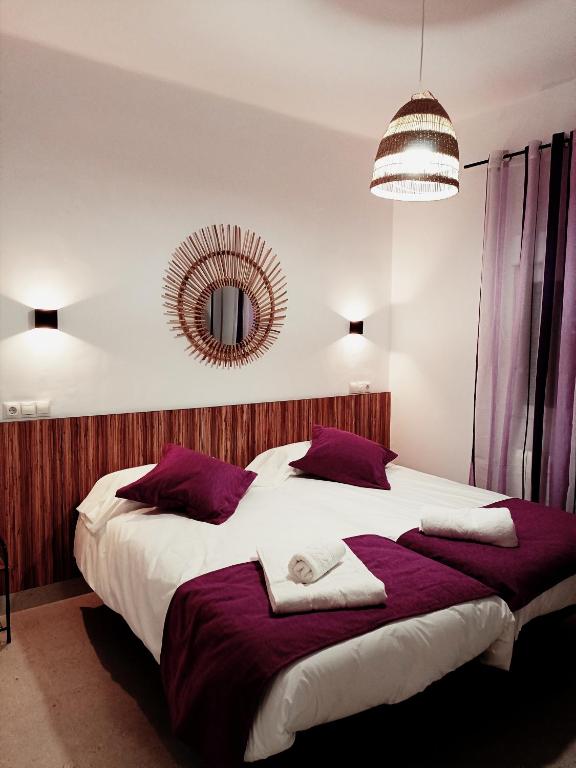 1 dormitorio con 1 cama grande y espejo en Violeta Suite en Madrid