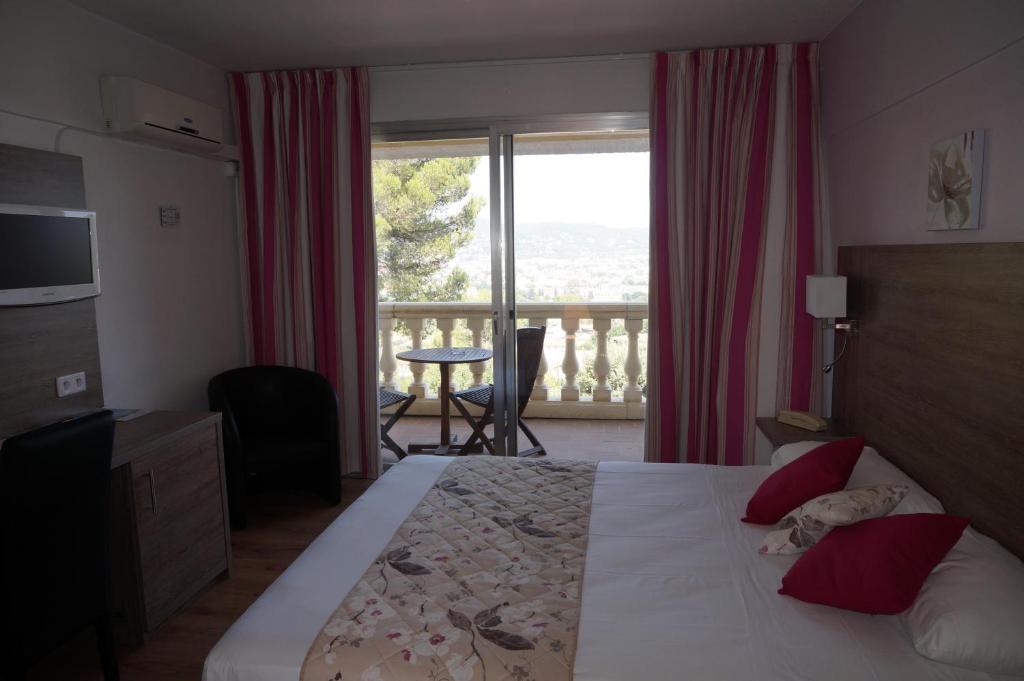 Postel nebo postele na pokoji v ubytování Logis Hotel Le Col De L'ange