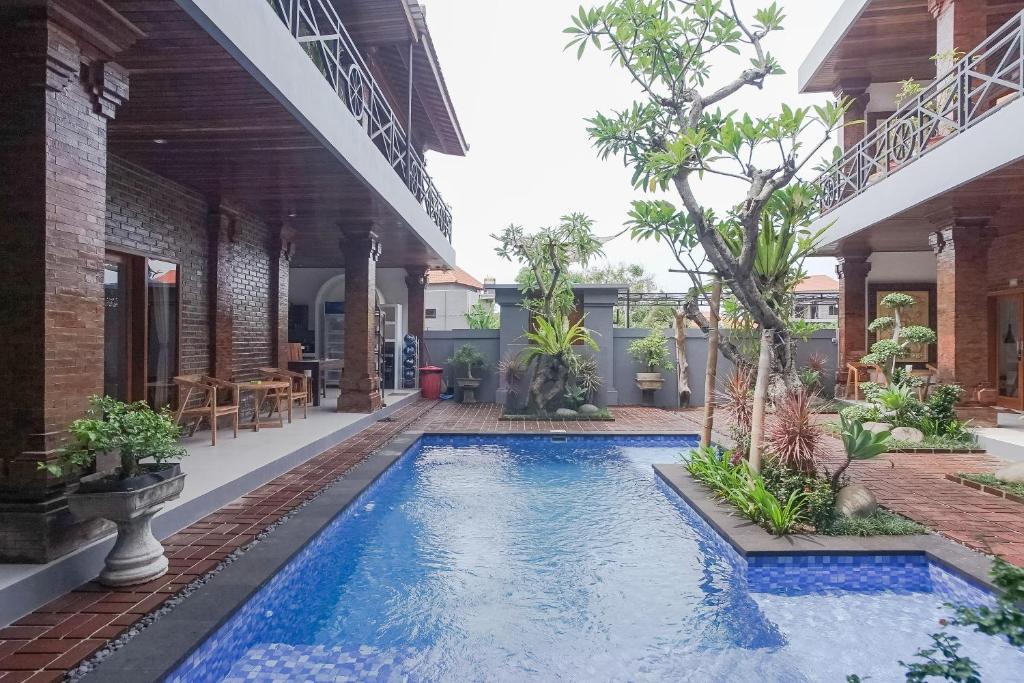 - une piscine dans la cour d'une maison dans l'établissement Pondok DD Canggu, à Canggu