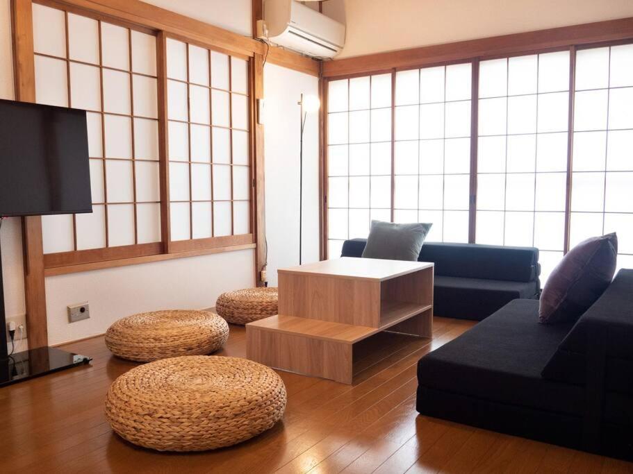 東京的住宿－Lido Urayasu，带沙发和咖啡桌的客厅
