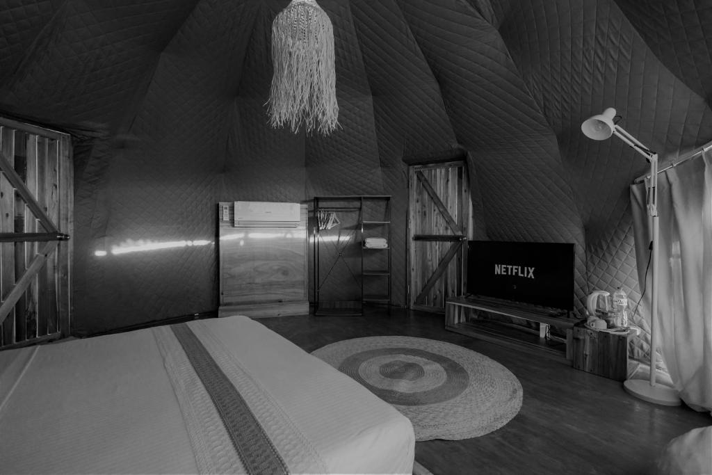 Postel nebo postele na pokoji v ubytování Domes and Dreams Lio Glamping