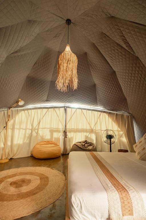 Postel nebo postele na pokoji v ubytování Domes and Dreams Lio Glamping