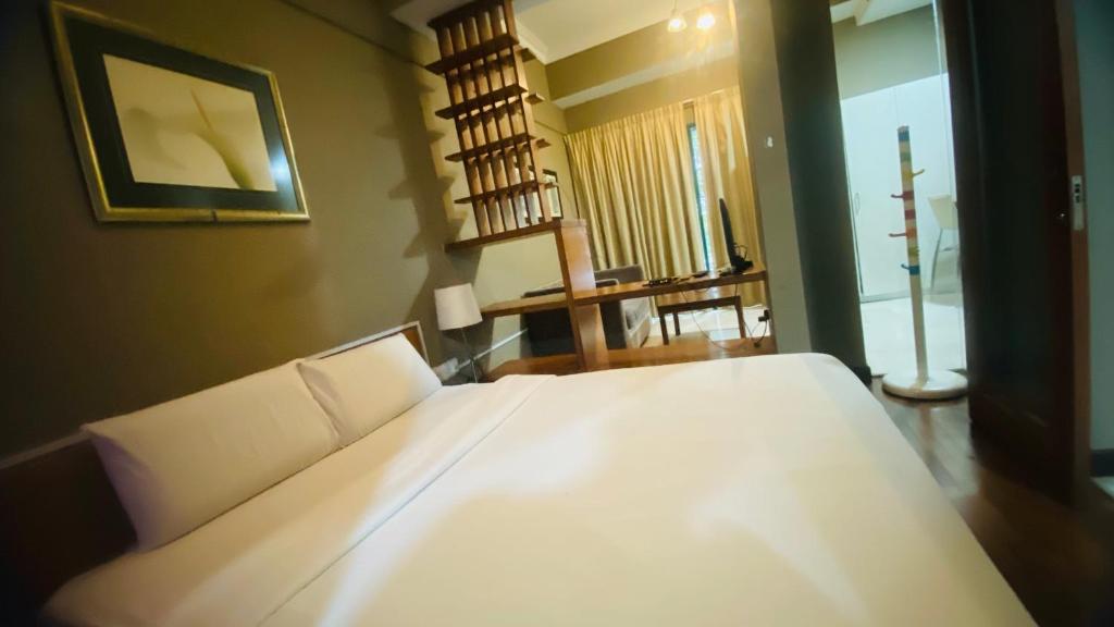 - une chambre avec un grand lit blanc dans l'établissement 10 Semantan Residences, à Kuala Lumpur