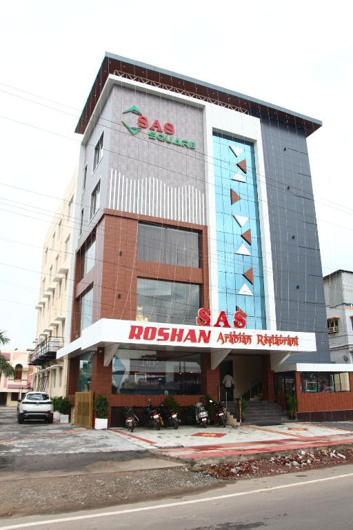 ein Gebäude mit einem Schild an der Vorderseite in der Unterkunft SAS SQUARE in Tiruchchirāppalli