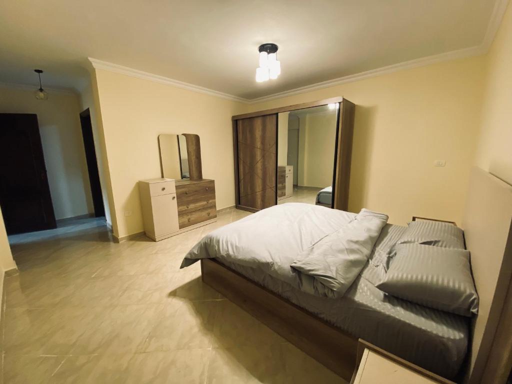 Postel nebo postele na pokoji v ubytování Cozy 2 BR in New Cairo City - Gated Compound