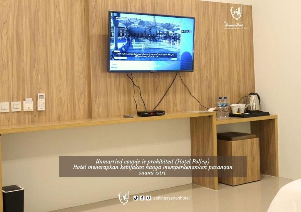 TV a/nebo společenská místnost v ubytování The Safiina Point Syariah Hotel