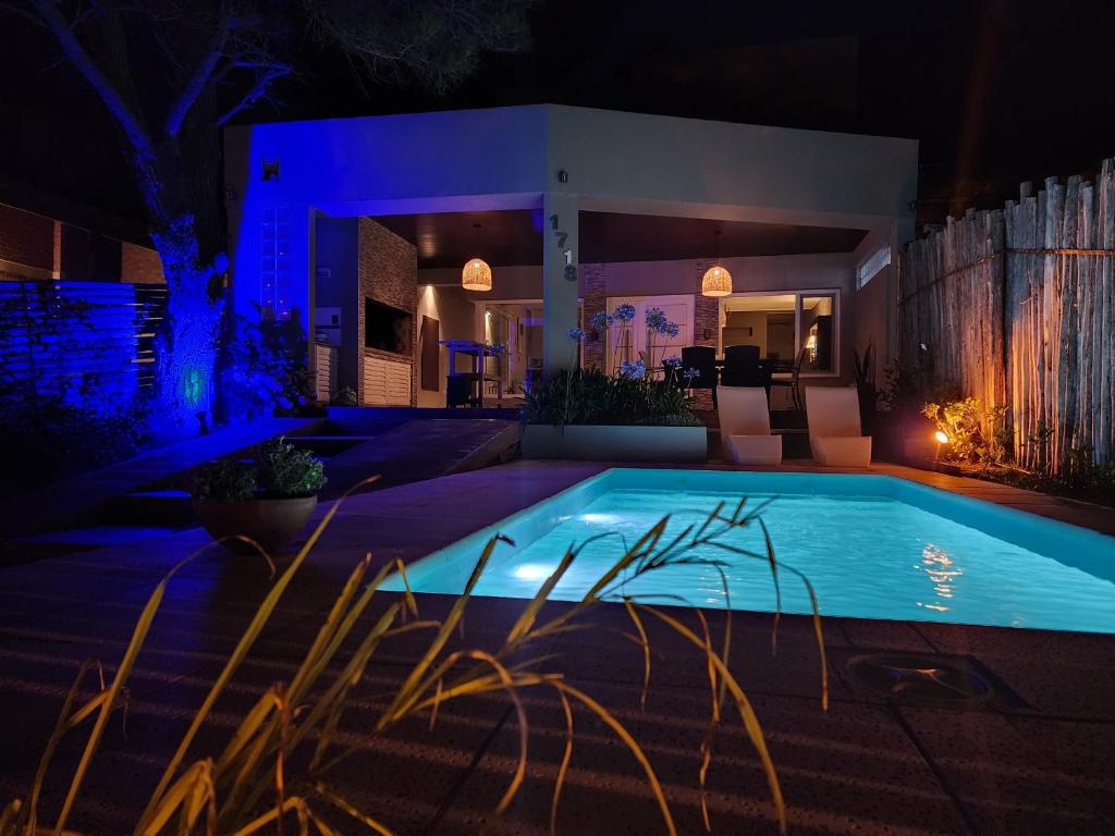 una piscina en un patio por la noche en Casa Boutique LUNA LUCIA en Monte Hermoso