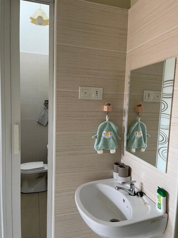 bagno con lavandino e specchio di C & L Home 002 a Keluang