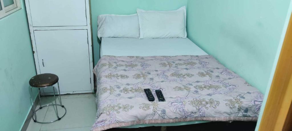 un letto in una piccola stanza con due telecomando di OYO Sushila Devi Guest House a Similigurha