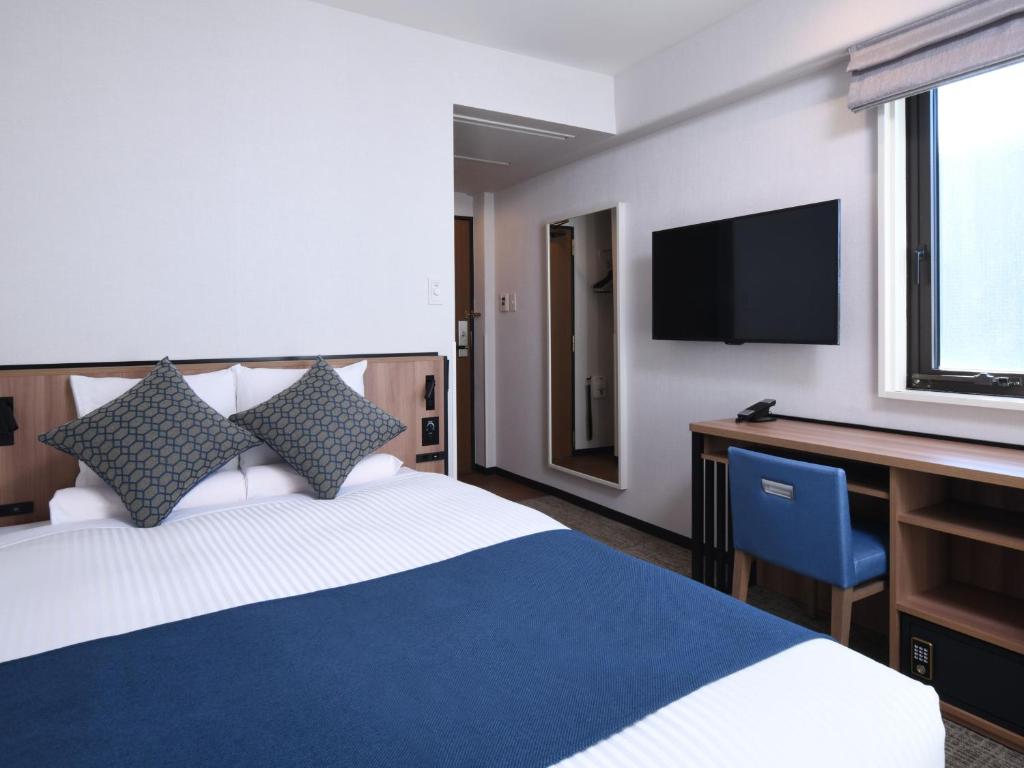 Postel nebo postele na pokoji v ubytování HOTEL MYSTAYS Atsugi