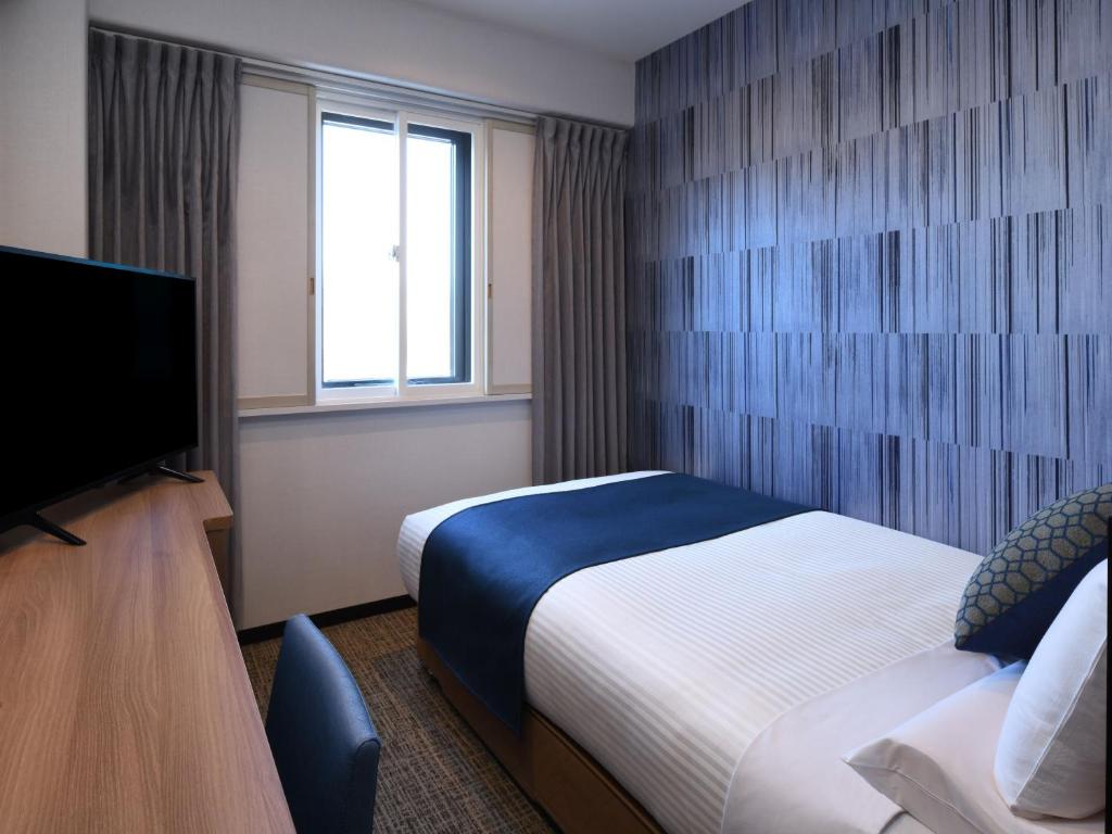 Postel nebo postele na pokoji v ubytování HOTEL MYSTAYS Atsugi