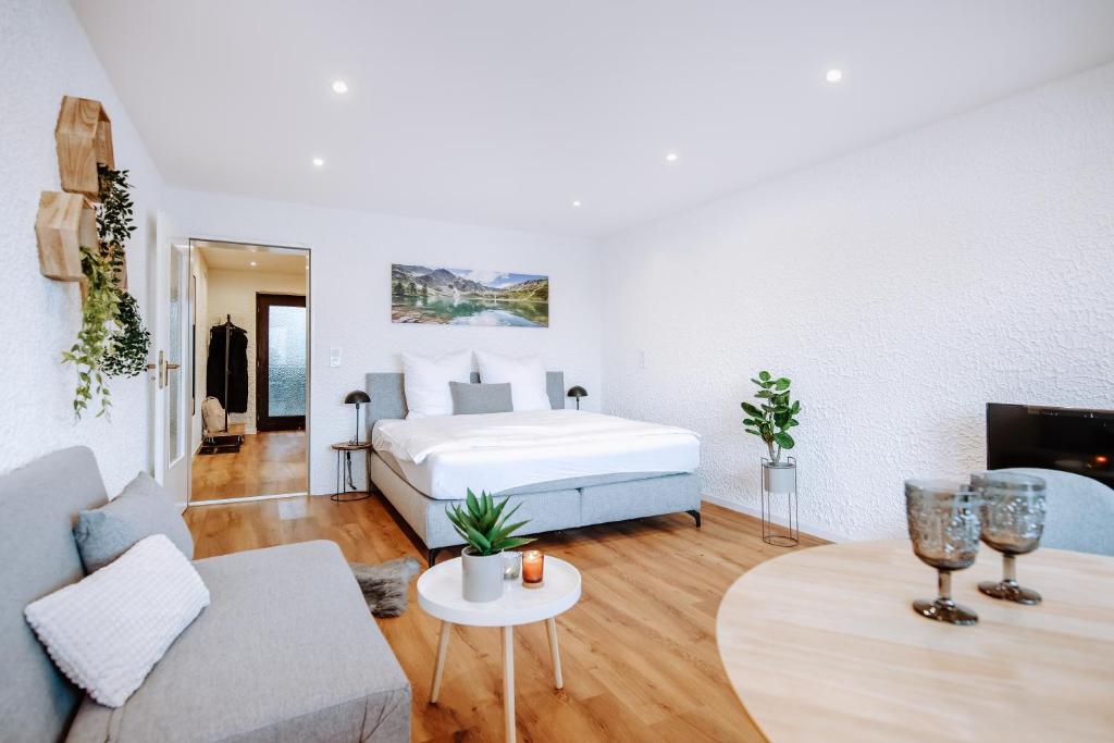 1 dormitorio con 1 cama y sala de estar en Chalet Alpenblick I Sport I Parken I WLAN en Pfronten