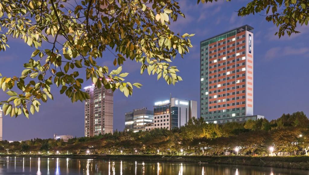 uma vista para o horizonte da cidade à noite em LAKE VIEW LOFT JAMSIL em Seul